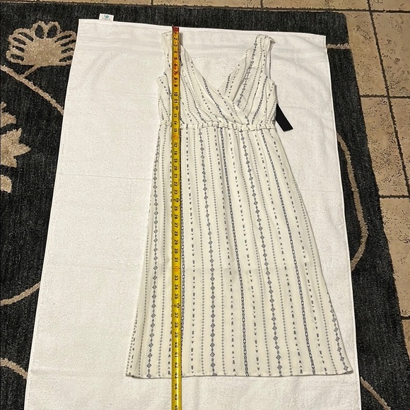 Judi Kristopher Elegant White and Blue Patterned Dress - Picture 2 of 7